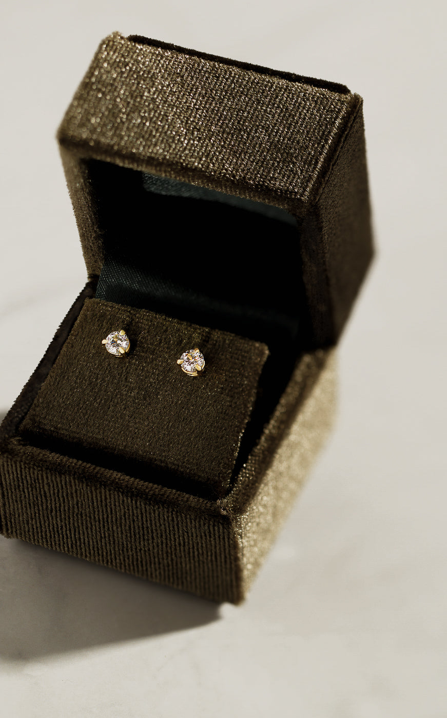 Aretes de diamantes solitarios pequeños de oro